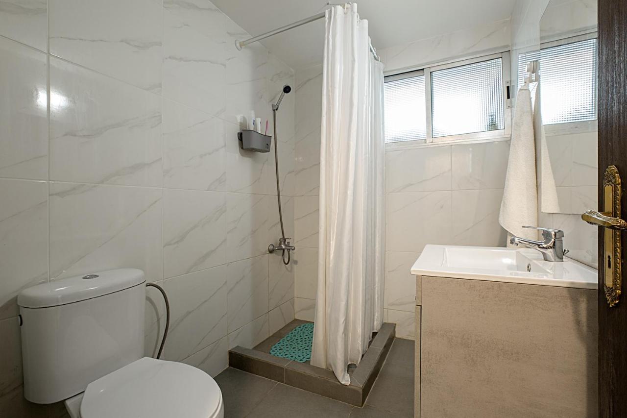 White Hostel Лимасол Экстерьер фото