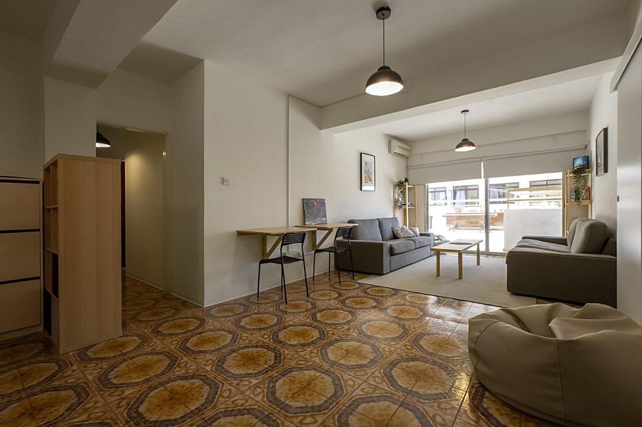 White Hostel Лимасол Экстерьер фото