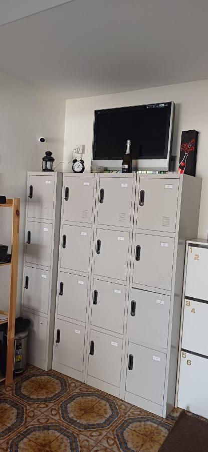 White Hostel Лимасол Экстерьер фото